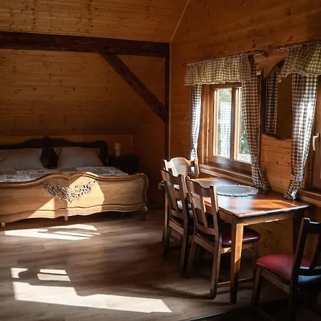 Roubenka U Lesni Skolky Pensión Doksy (Liberec)